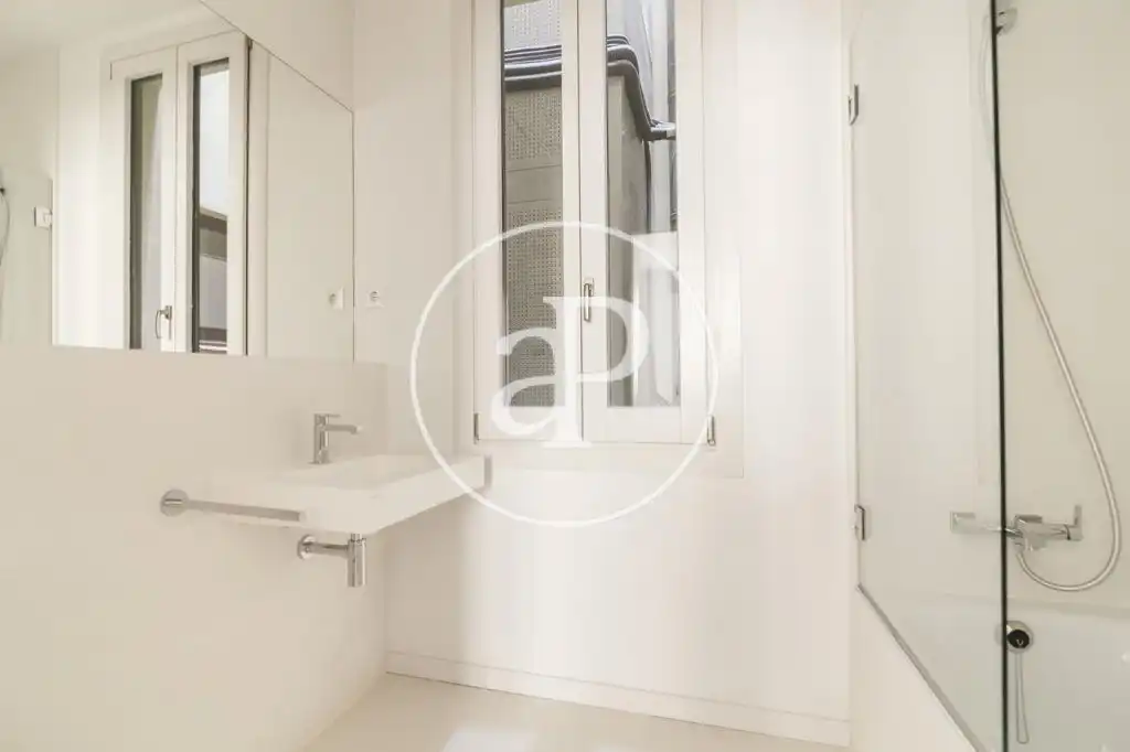 Baño de Piso de alquiler en Barcelona con Aire acondicionado, Calefacción y Amueblado
