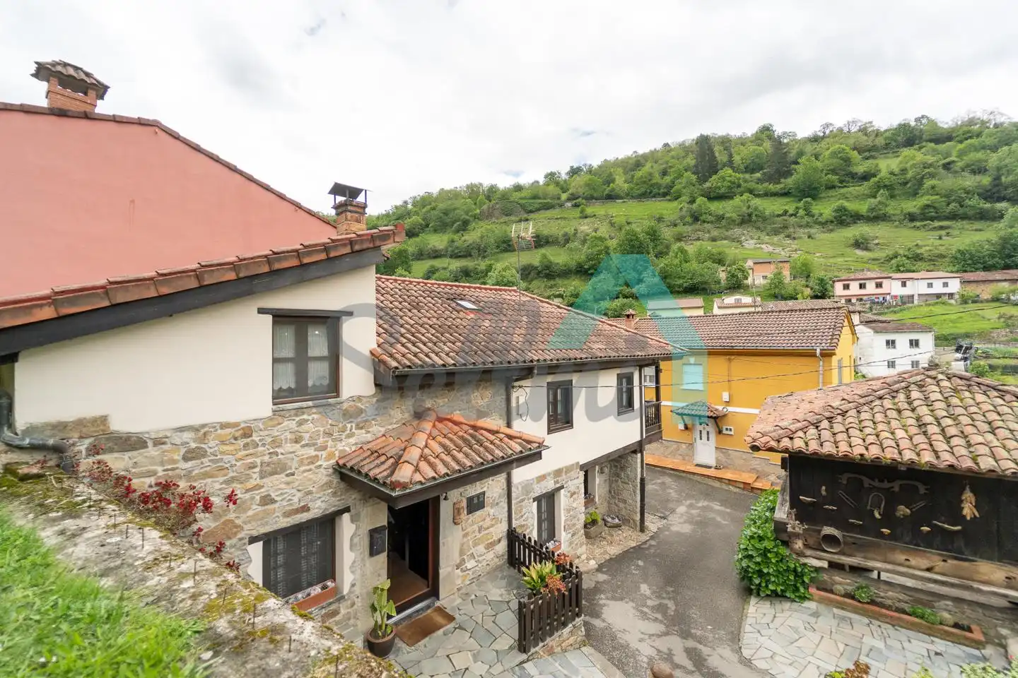 Vista exterior de Casa adosada en venta en Aller con Calefacción, Jardín privado y Parquet