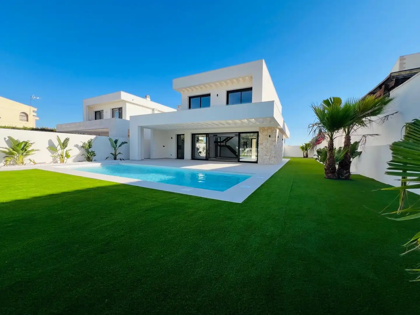 Vista exterior de Casa o xalet en venda en Torrevieja amb Aire condicionat, Calefacció i Jardí privat
