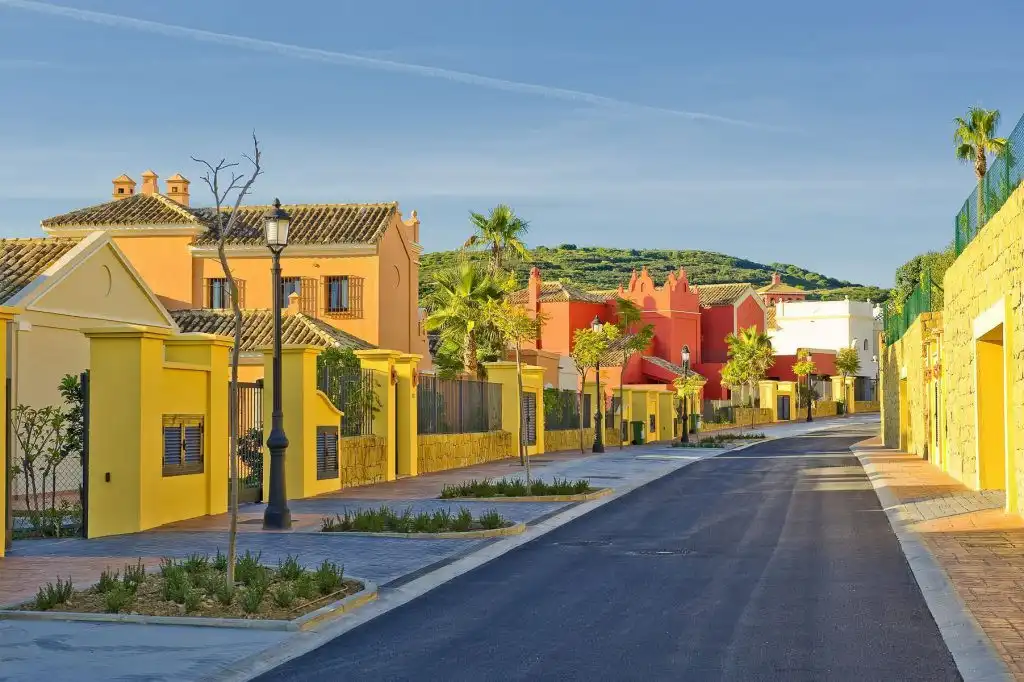 Vista exterior de Casa adosada de lloguer en Sotogrande amb Aire condicionat, Jardí privat i Piscina