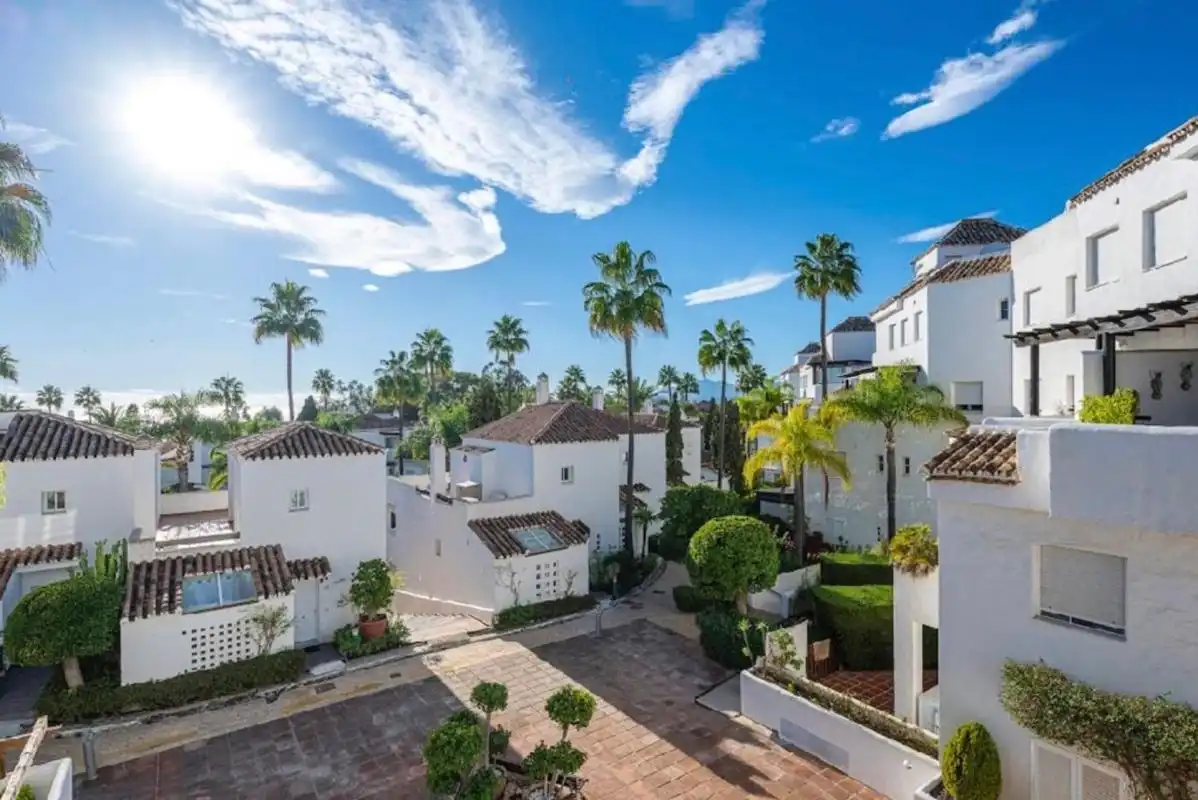 Außenansicht von Wohnung zum Verkauf in Marbella mit Klimaanlage, Heizung und Schwimmbad