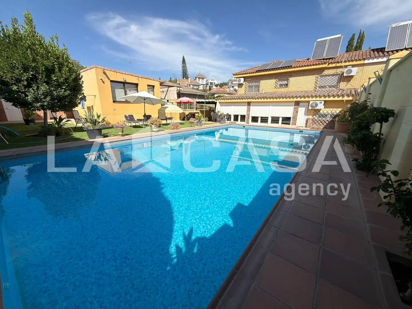 Piscina de Casa adosada en venda en Montequinto amb Terrassa, Traster i Piscina