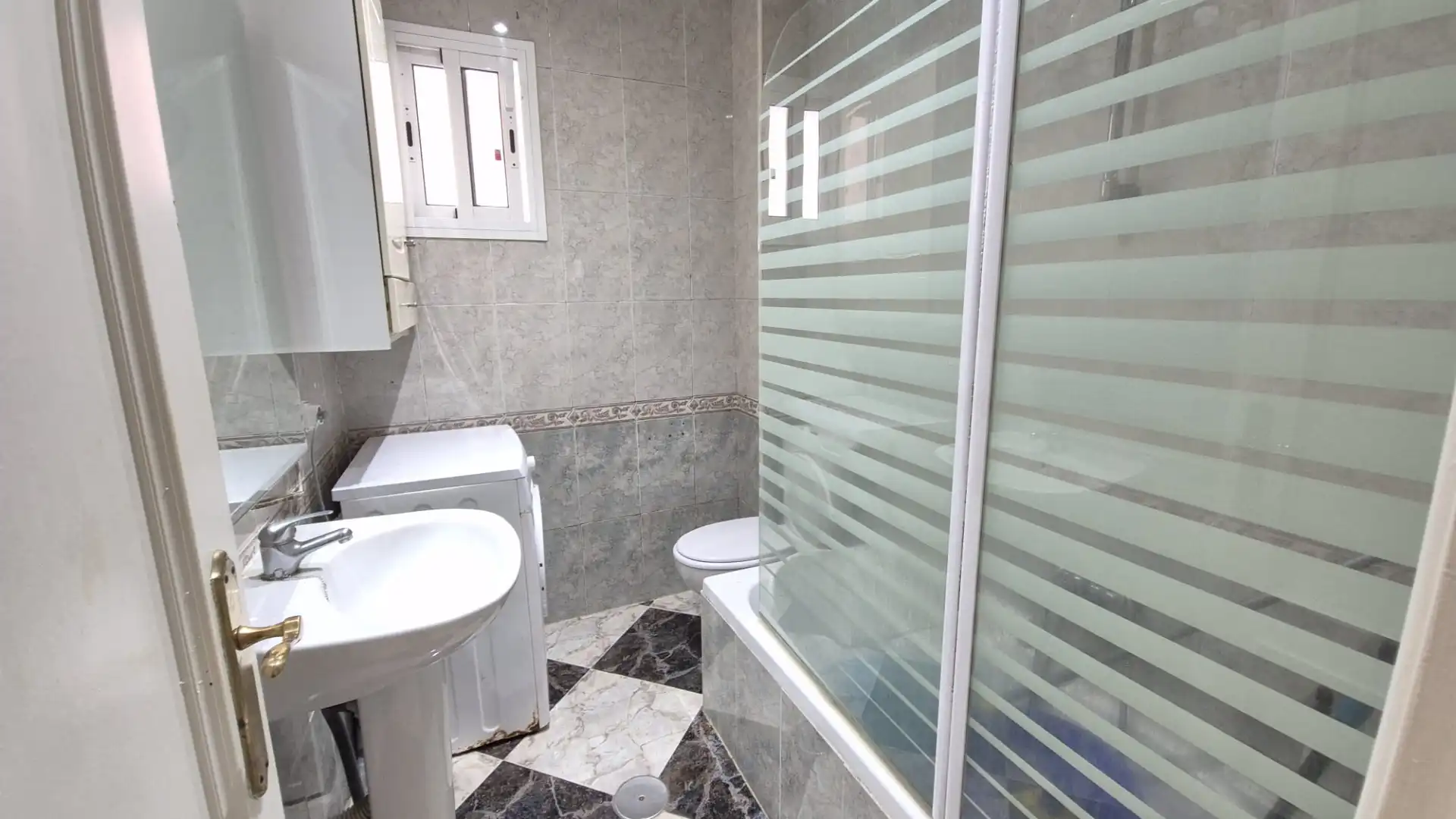 Baño de Piso en venta en Badajoz con Aire acondicionado, Calefacción y Amueblado