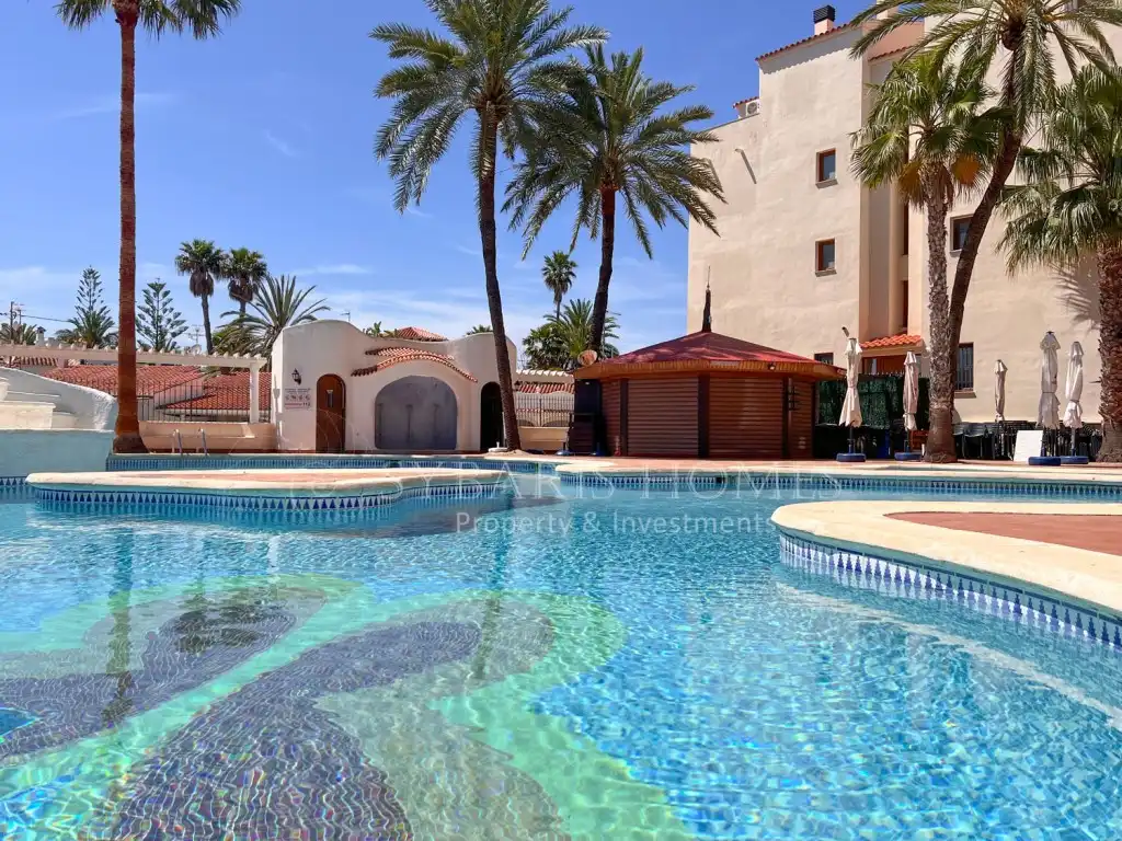 Vista exterior de Apartamento de alquiler en Dénia con Aire acondicionado, Jardín privado y Piscina