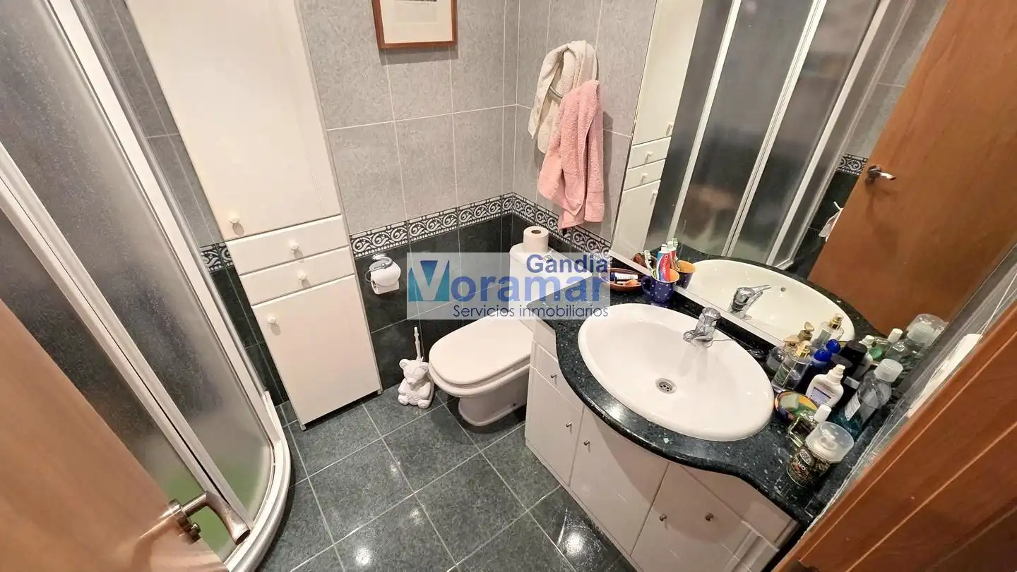 Badezimmer von Wohnungen zum Verkauf in Gandia mit Klimaanlage, Terrasse und Möbliert