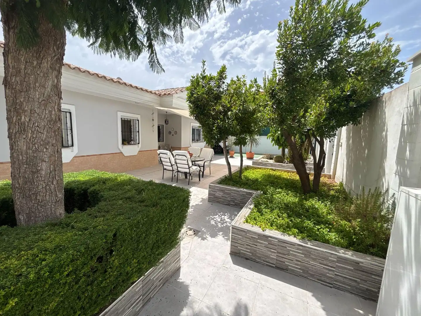 Vista exterior de Casa o xalet en venda en Alhaurín de la Torre amb Aire condicionat, Terrassa i Traster