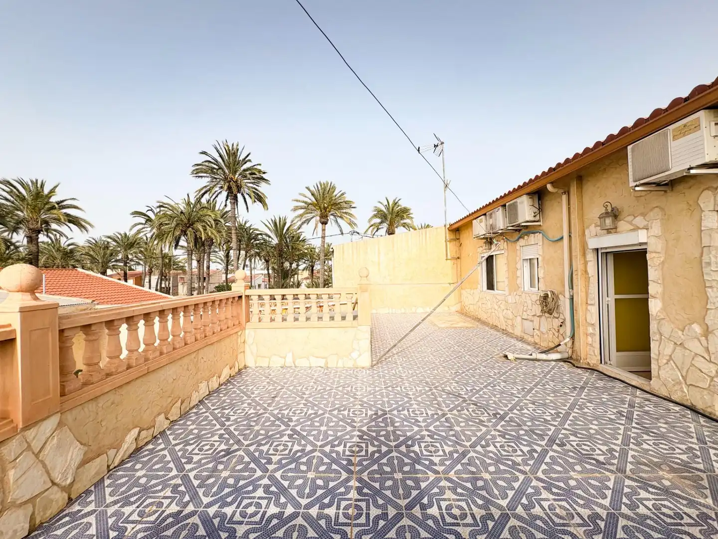 Terrasse von Einfamilien-Reihenhaus zum Verkauf in San Isidro mit Klimaanlage, Privatgarten und Terrasse