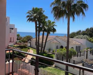 Vista exterior de Apartament de lloguer en Casares amb Aire condicionat, Terrassa i Piscina