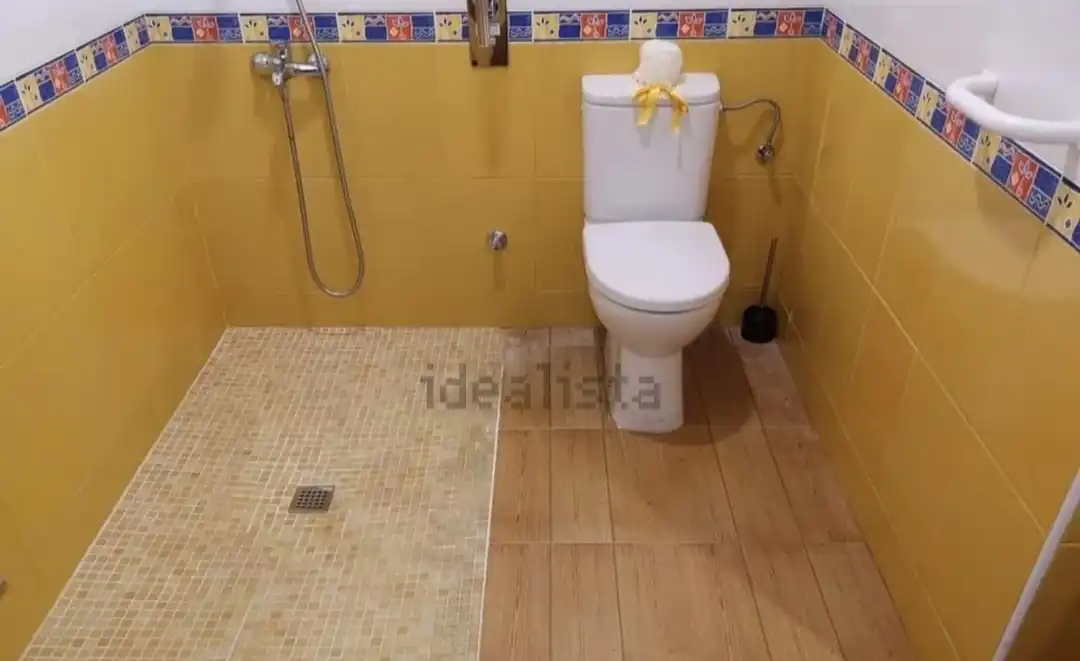 Bany de Apartament en venda en La Manga del Mar Menor amb Aire condicionat, Jardí privat i Moblat