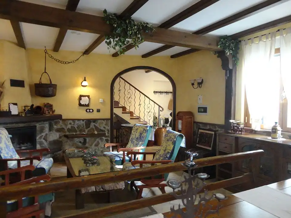 Menjador de Casa adosada en venda en Riocavado de la Sierra amb Calefacció, Traster i Moblat