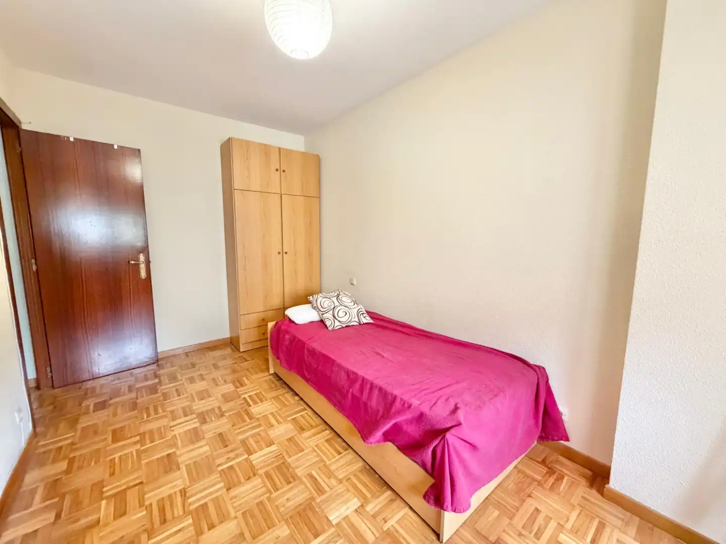 Habitación de Piso de alquiler en  Logroño con Calefacción, Parquet y Amueblado