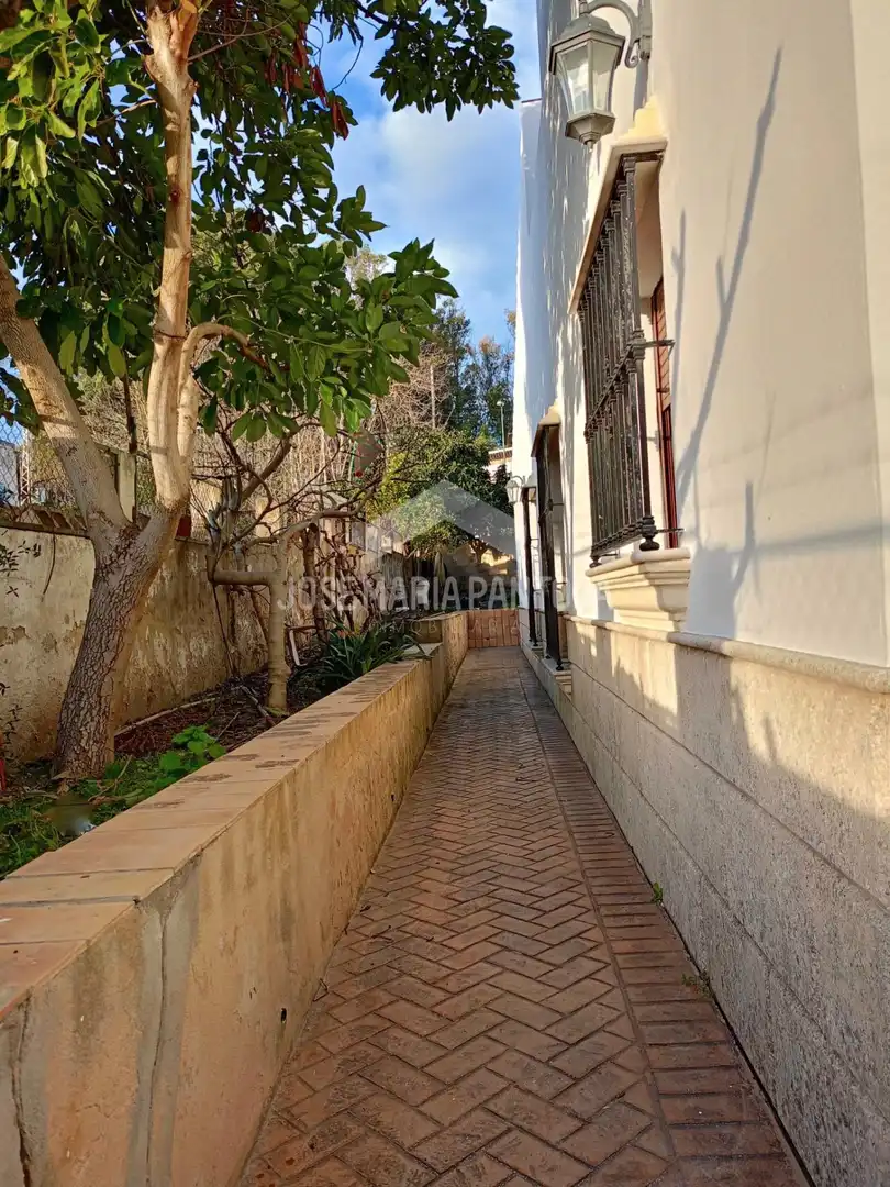 Vista exterior de Casa o xalet en venda en Arcos de la Frontera amb Calefacció, Jardí privat i Traster