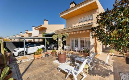 Vista exterior de Casa o xalet en venda en Otura amb Aire condicionat, Calefacció i Jardí privat