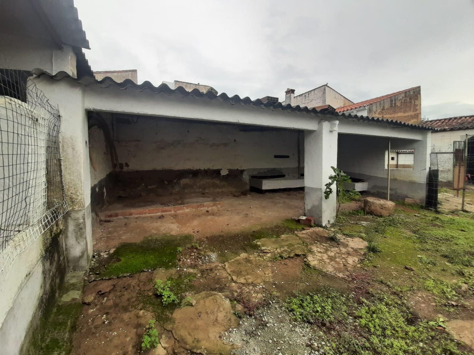 Exterior view of House or chalet for sale in Sierra de Fuentes  with Private garden and Storage room