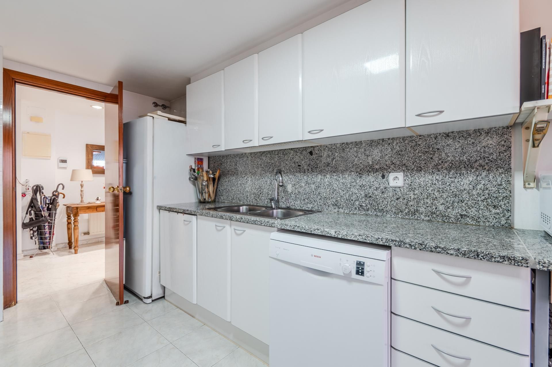 Cuina de Dúplex en venda en Girona Capital amb Calefacció, Jardí privat i Terrassa
