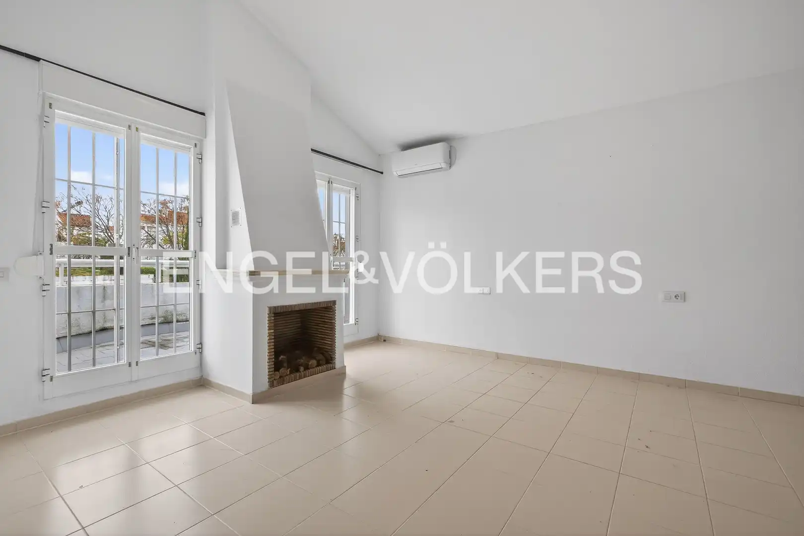 Living room of Houses for sale in Tomares  with Air Conditioner, Heating and Private garden