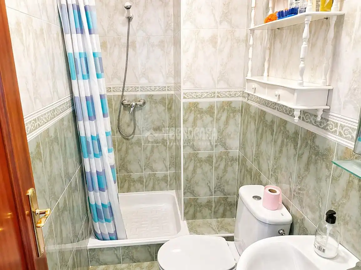 Baño de Piso en venta en Torrox con Terraza y Balcón