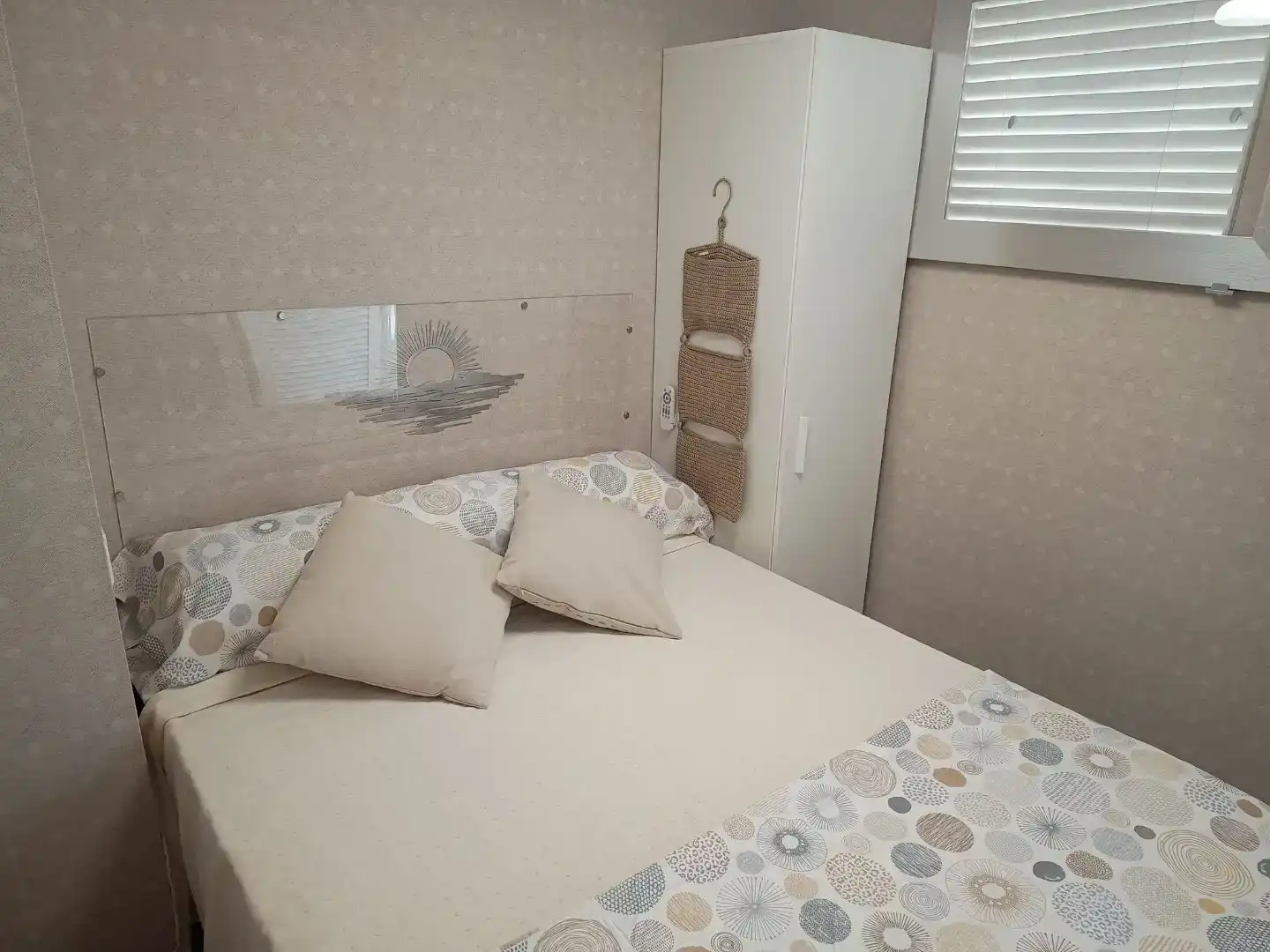 Schlafzimmer von Wohnungen zur Miete in Benidorm mit Klimaanlage, Schwimmbad und Balkon
