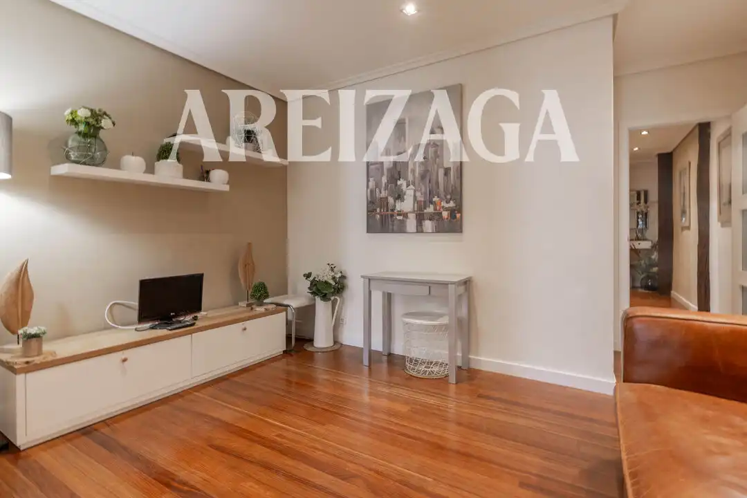 Sala de estar de Piso en venta en Donostia - San Sebastián  con Calefacción, Parquet y Balcón