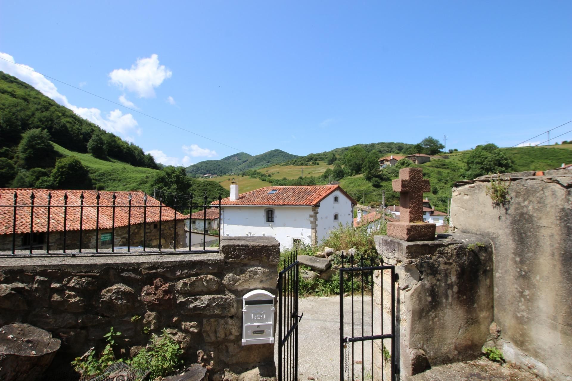 Vista exterior de Casa o xalet en venda en Polaciones amb Jardí privat