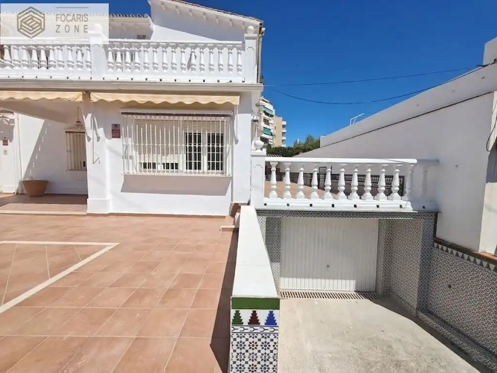 Vista exterior de Casa o xalet en venda en Málaga amb Aire condicionat, Calefacció i Terrassa