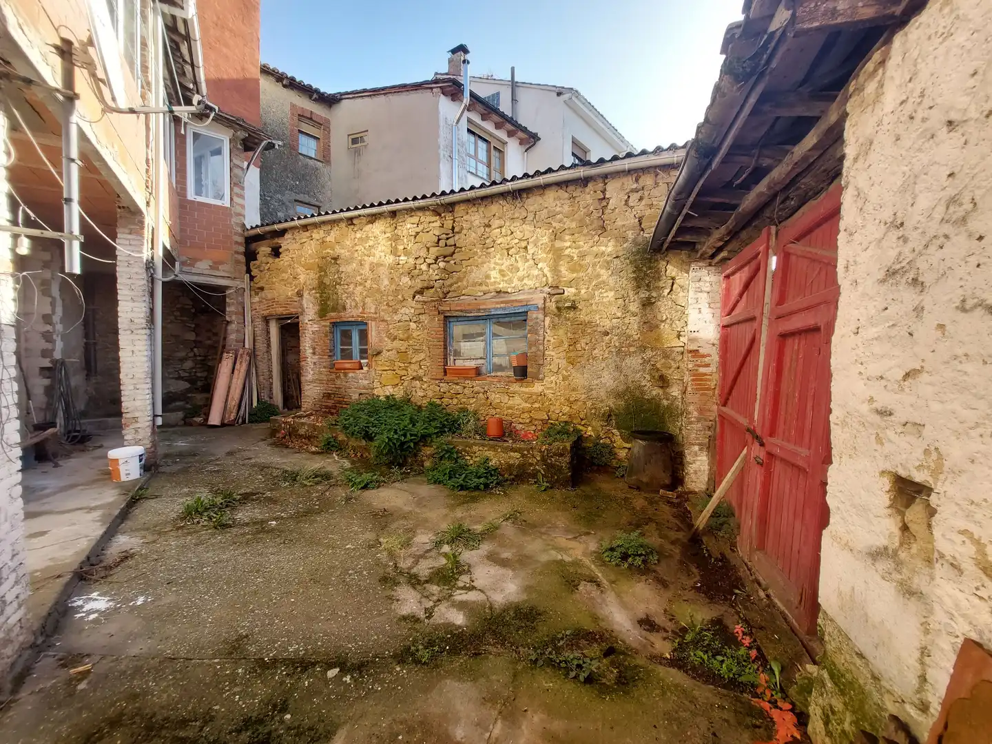 Vista exterior de Casa o xalet en venda en Boñar amb Calefacció, Jardí privat i Terrassa