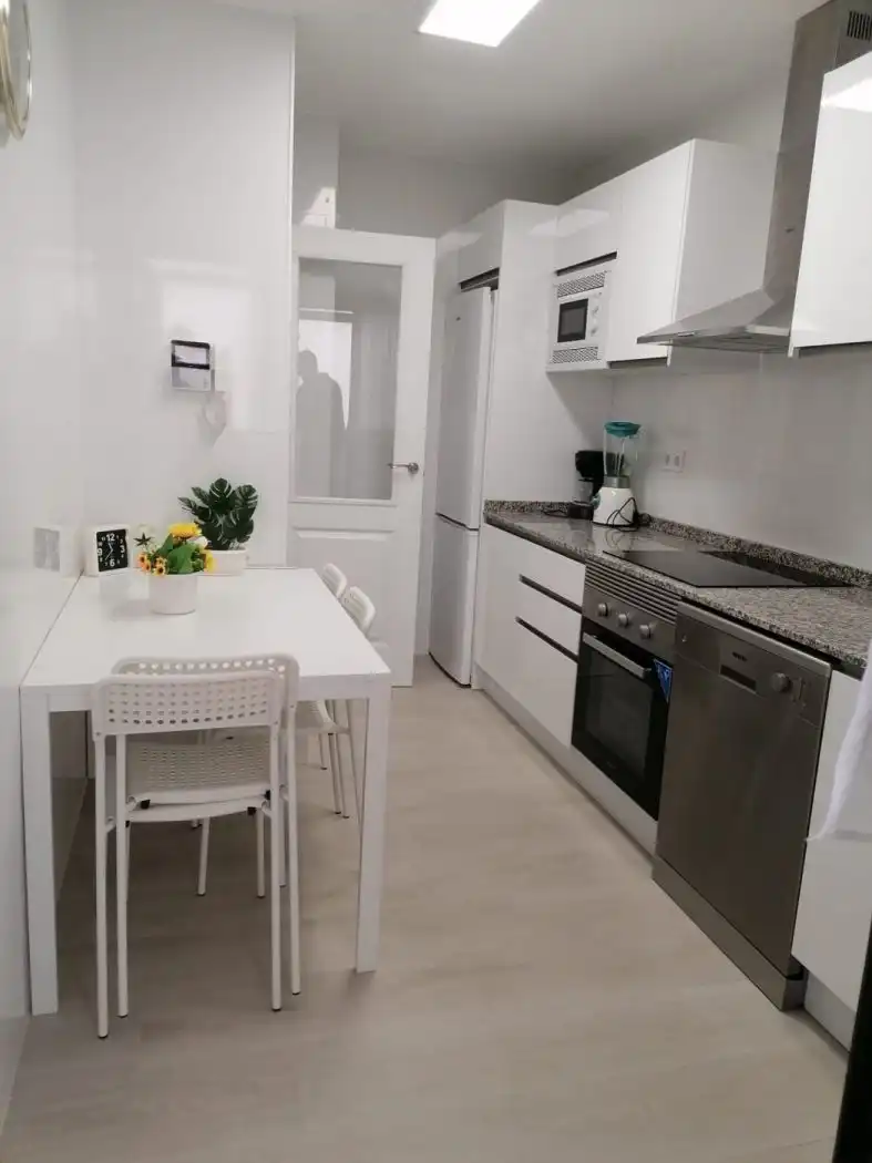 Cuina de Pis de lloguer en Murcia amb Aire condicionat i Moblat