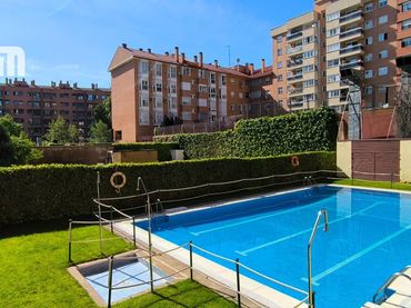 Dúplex amb piscina en venda a Calle DULZAINA