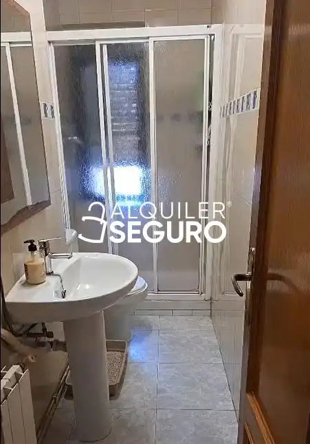 Bany de Pis de lloguer en Avilés amb Calefacció i Moblat