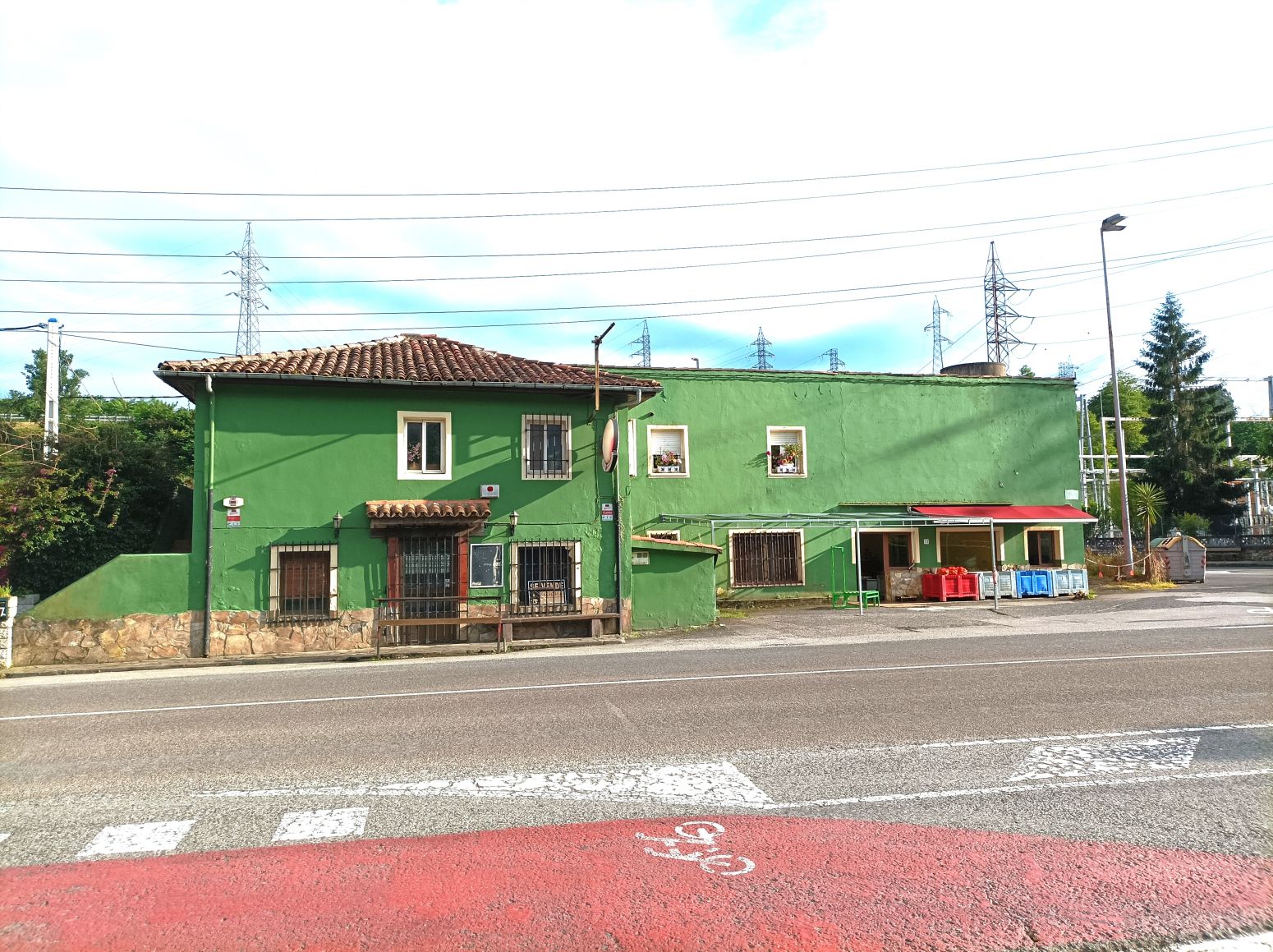 Vista exterior de Casa o xalet en venda en Torrelavega  amb Terrassa i Traster