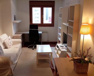 Sala d'estar de Apartament de lloguer en Oviedo  amb Balcó