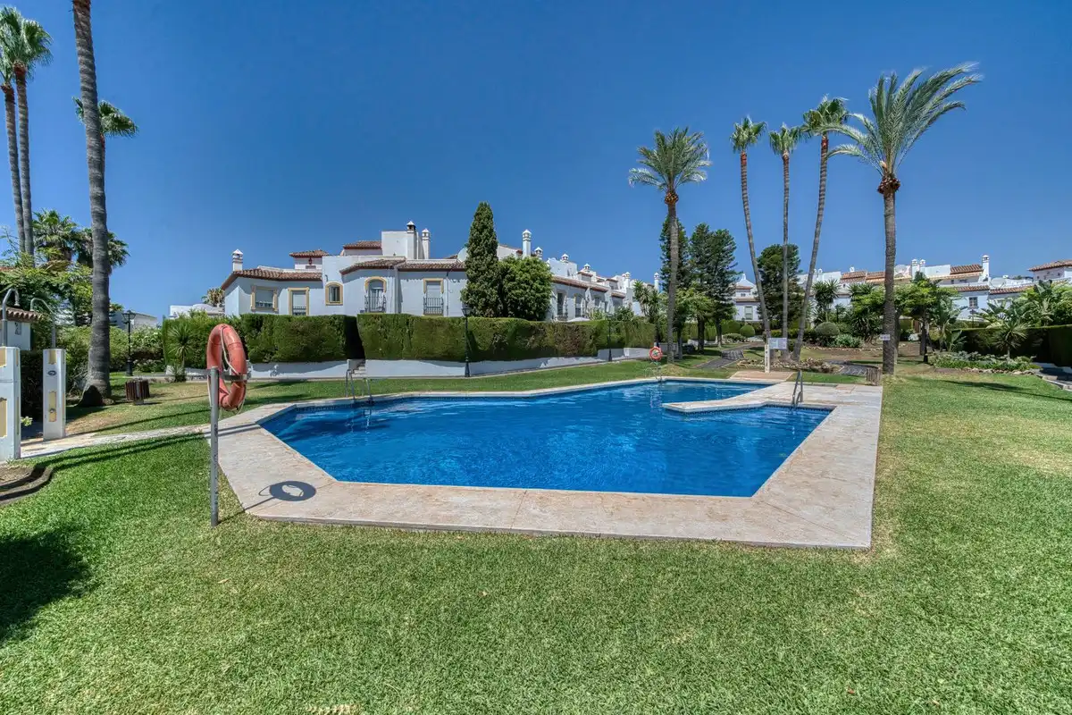 Piscina de Casa adosada en venta en Estepona con Jardín privado, Terraza y Piscina comunitaria