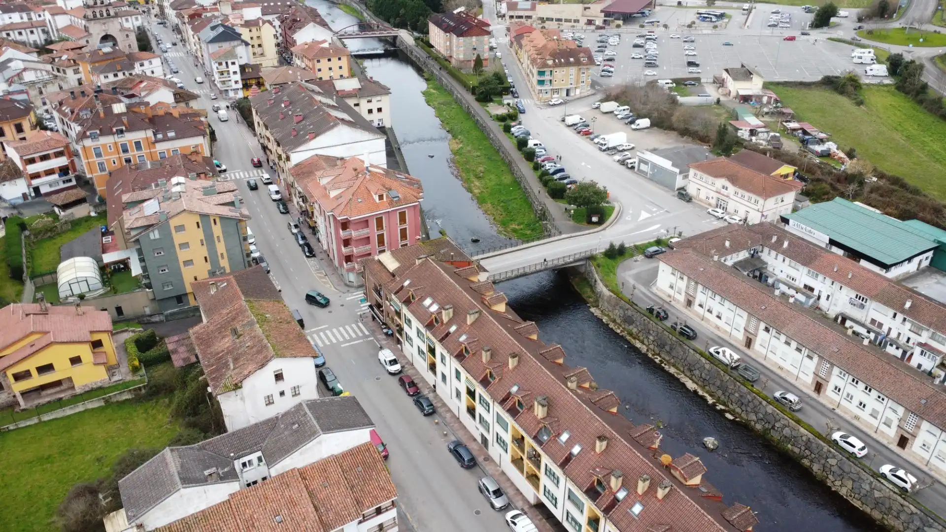Außenansicht von Einfamilien-Reihenhaus zum Verkauf in Cangas de Onís mit Heizung und Abstellraum