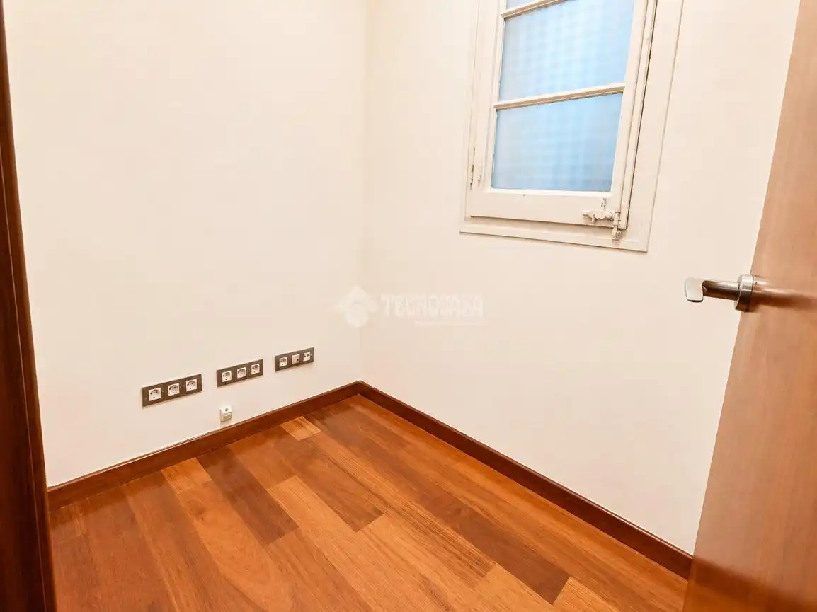 Habitación de Piso en venta en Barcelona con Parquet y Balcón