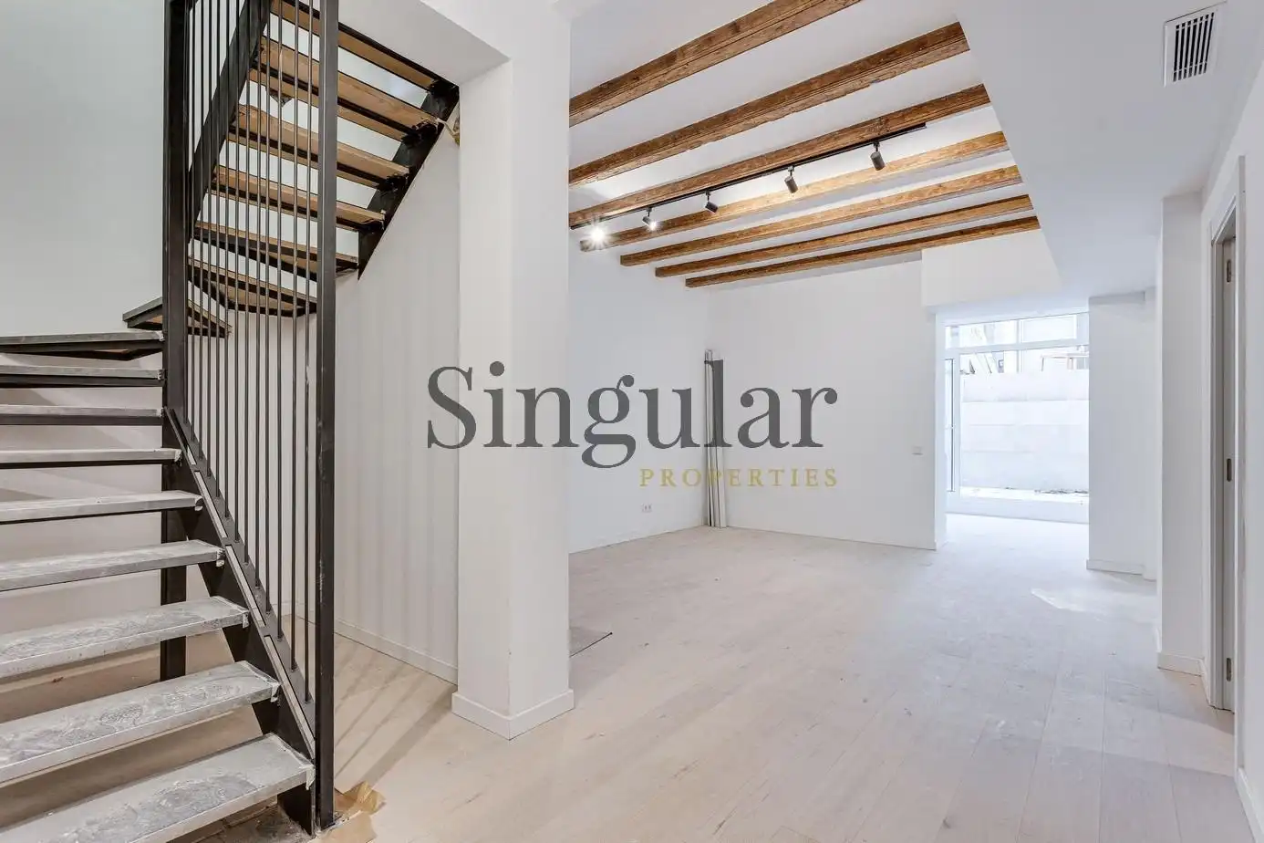 Duplexes for sale in Barcelona  with Air Conditioner, Heating and Private garden