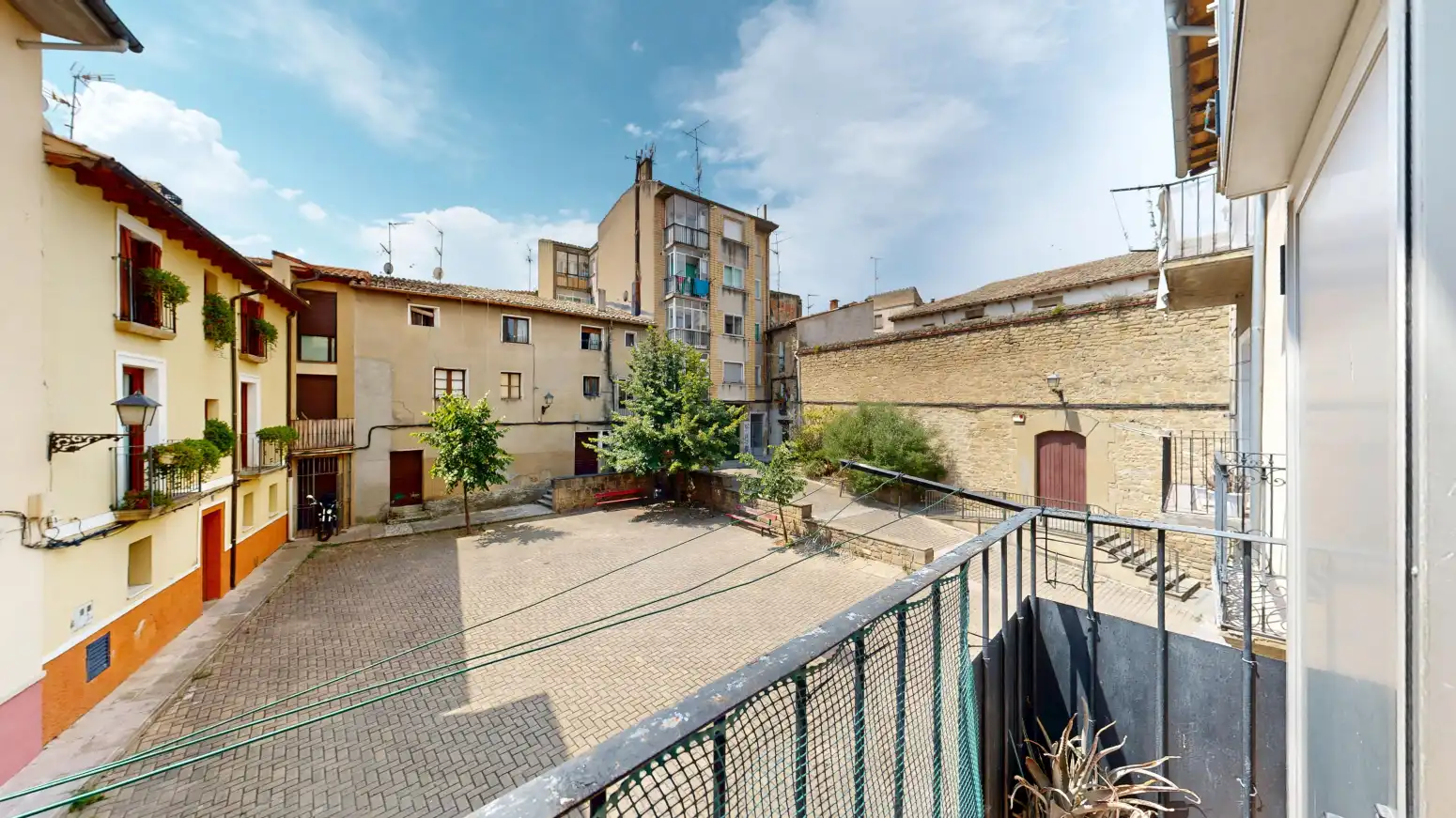 Außenansicht von Wohnung zum Verkauf in Tafalla mit Heizung, Abstellraum und Balkon