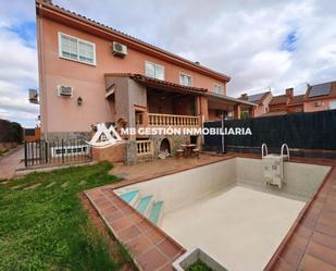 Exterior view of Single-family semi-detached for sale in Casarrubuelos  with Air Conditioner, Heating and Private garden