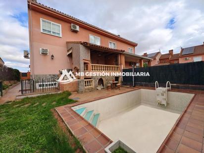 Exterior view of Single-family semi-detached for sale in Casarrubuelos  with Air Conditioner, Heating and Private garden