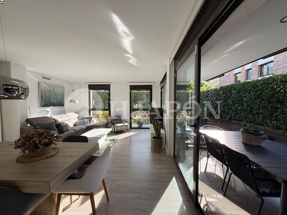 Terrassa de Pis en venda en Tiana amb Aire condicionat, Calefacció i Jardí privat