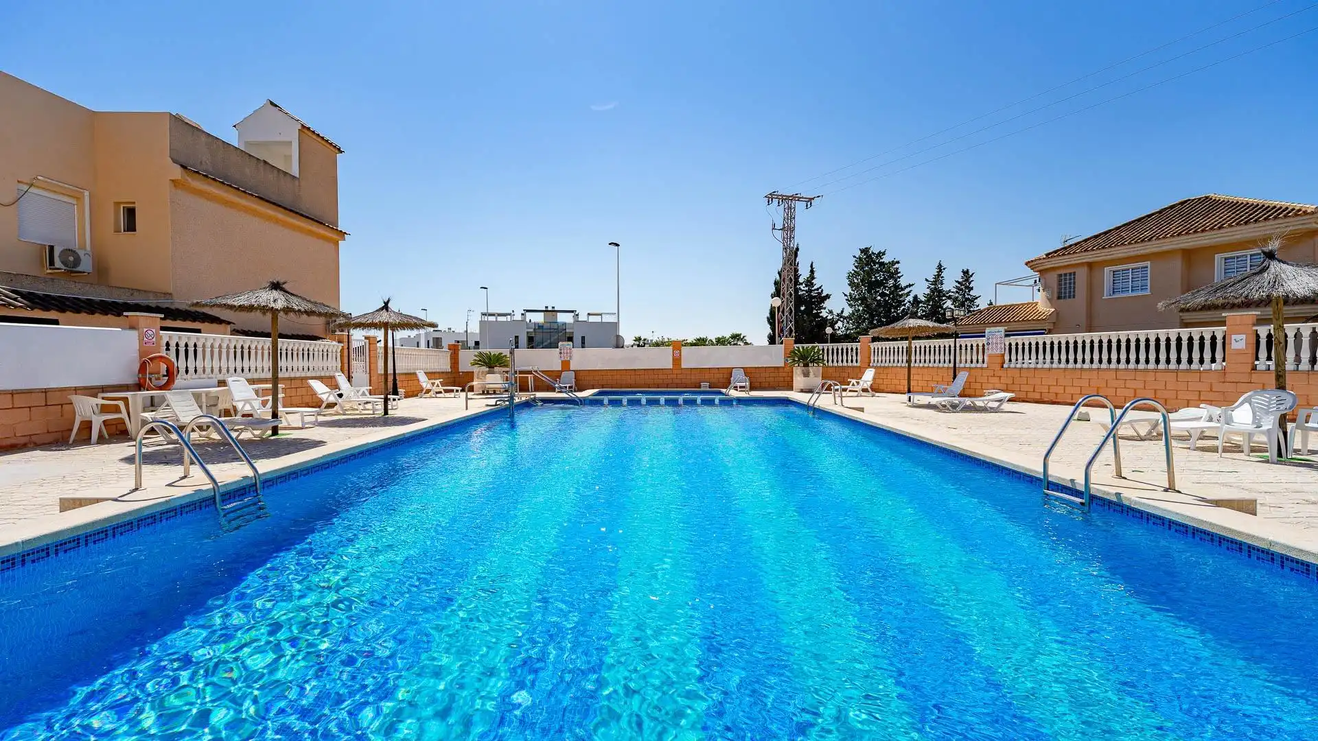 Piscina de Casa o xalet en venda en Torrevieja amb Terrassa i Piscina comunitària
