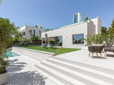 Detached house with balcony for sale in Carrer de Margarita Xirgu 68