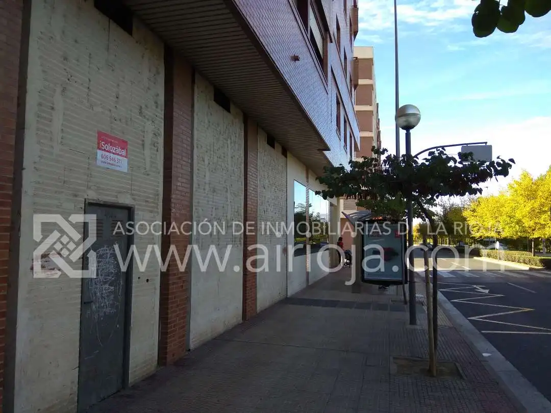 Vista exterior de Local de alquiler en  Logroño