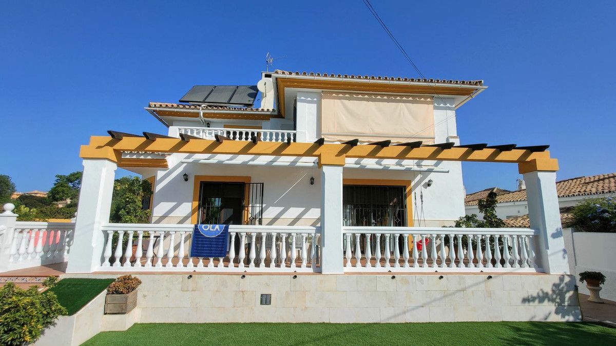 Exterior view of House or chalet for sale in  Madrid Capital  with Community pool