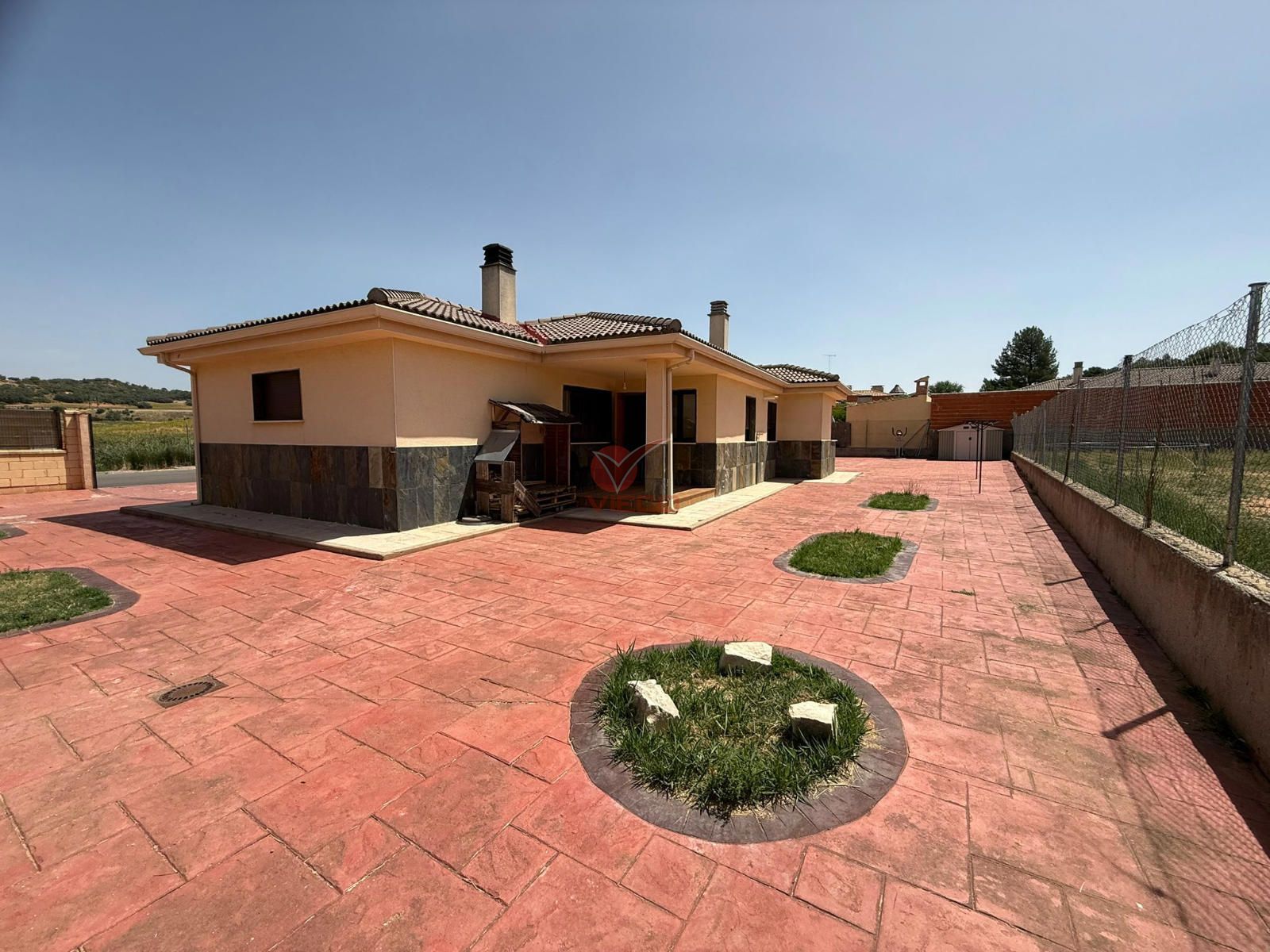 Vista exterior de Casa o xalet en venda en Arcas del Villar amb Calefacció, Jardí privat i Moblat