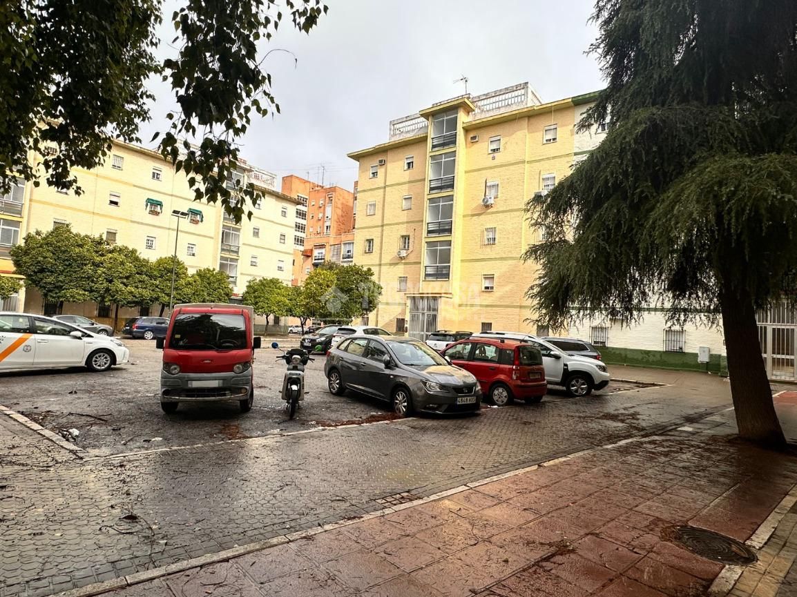 Exterior view of Flat for sale in  Sevilla Capital  with Air Conditioner