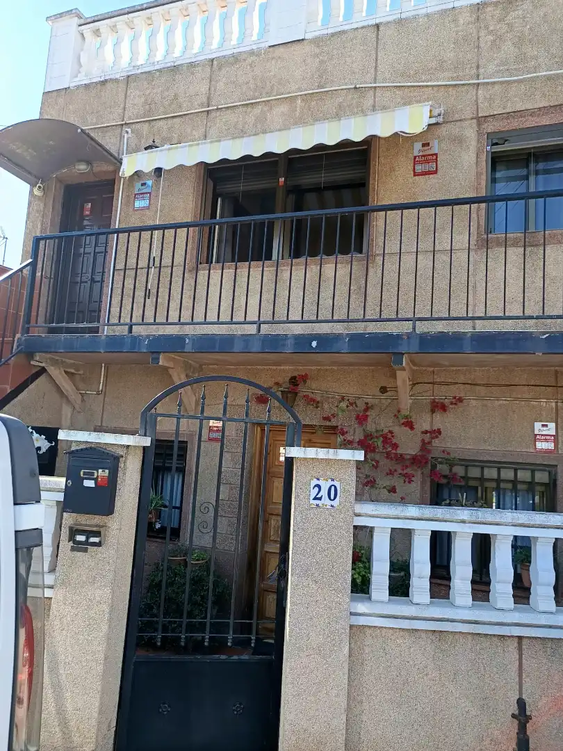 Vista exterior de Casa o xalet en venda en Barcelona amb Calefacció, Parquet i Terrassa
