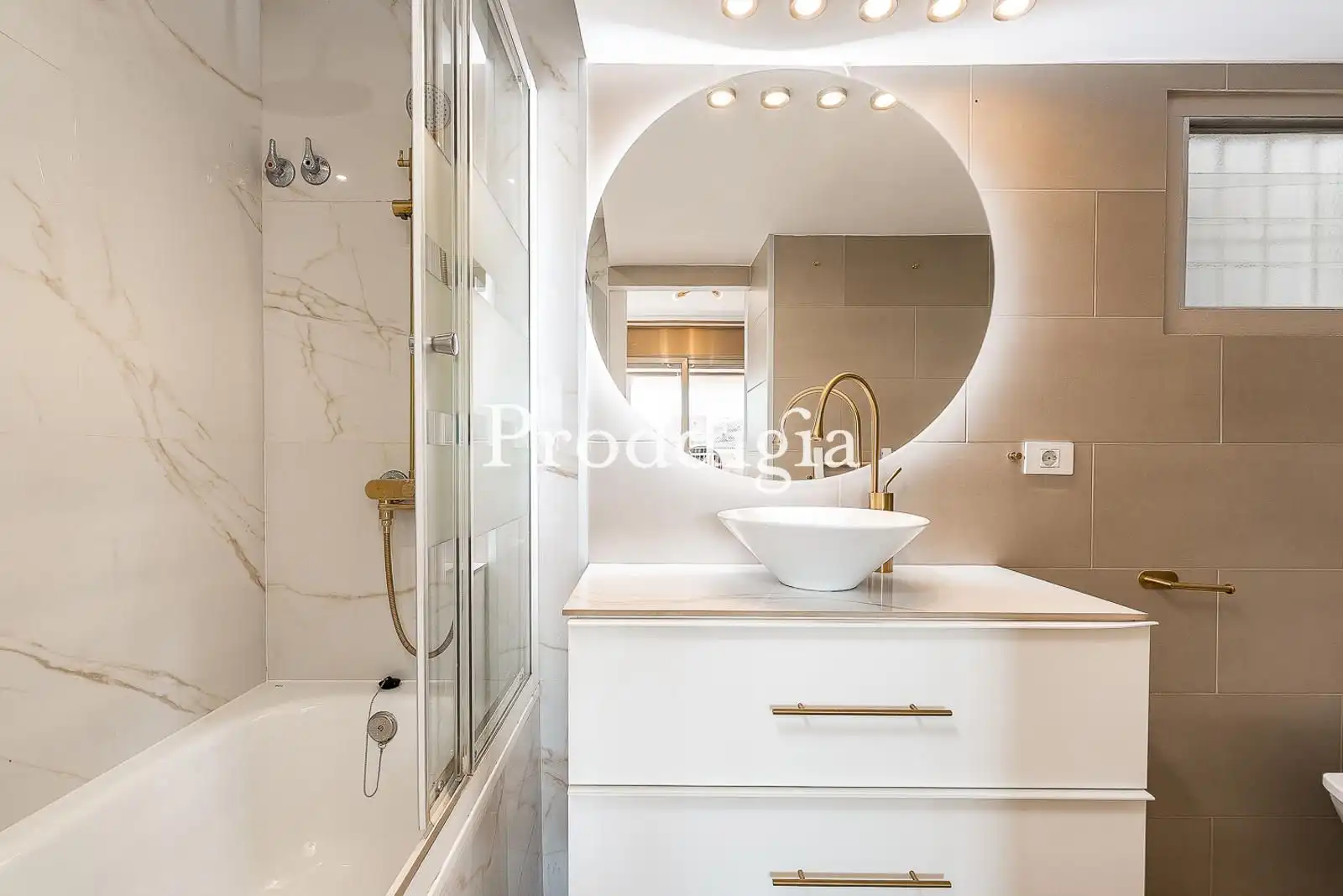 Bathroom of Attic for sale in Barcelona  with Air Conditioner, Heating and Terrace