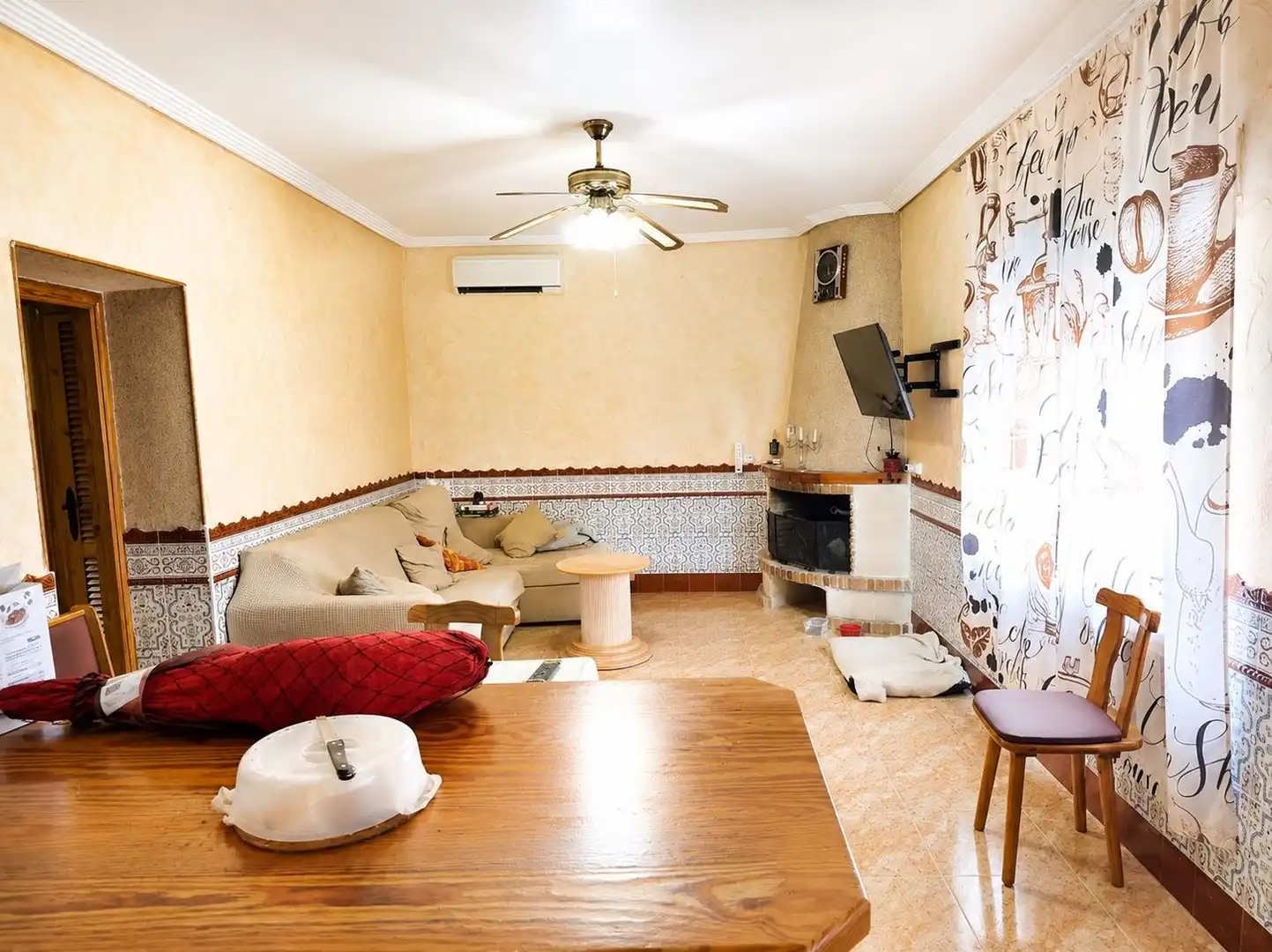 Wohnzimmer von Einfamilien-Reihenhaus zum Verkauf in San Isidro mit Klimaanlage, Privatgarten und Terrasse