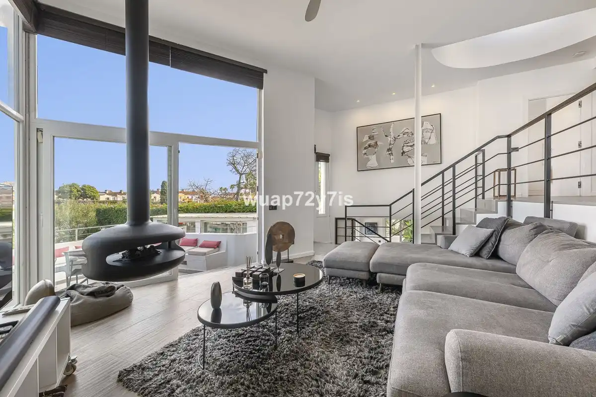 Sala d'estar de Casa adosada en venda en Marbella amb Aire condicionat, Terrassa i Traster