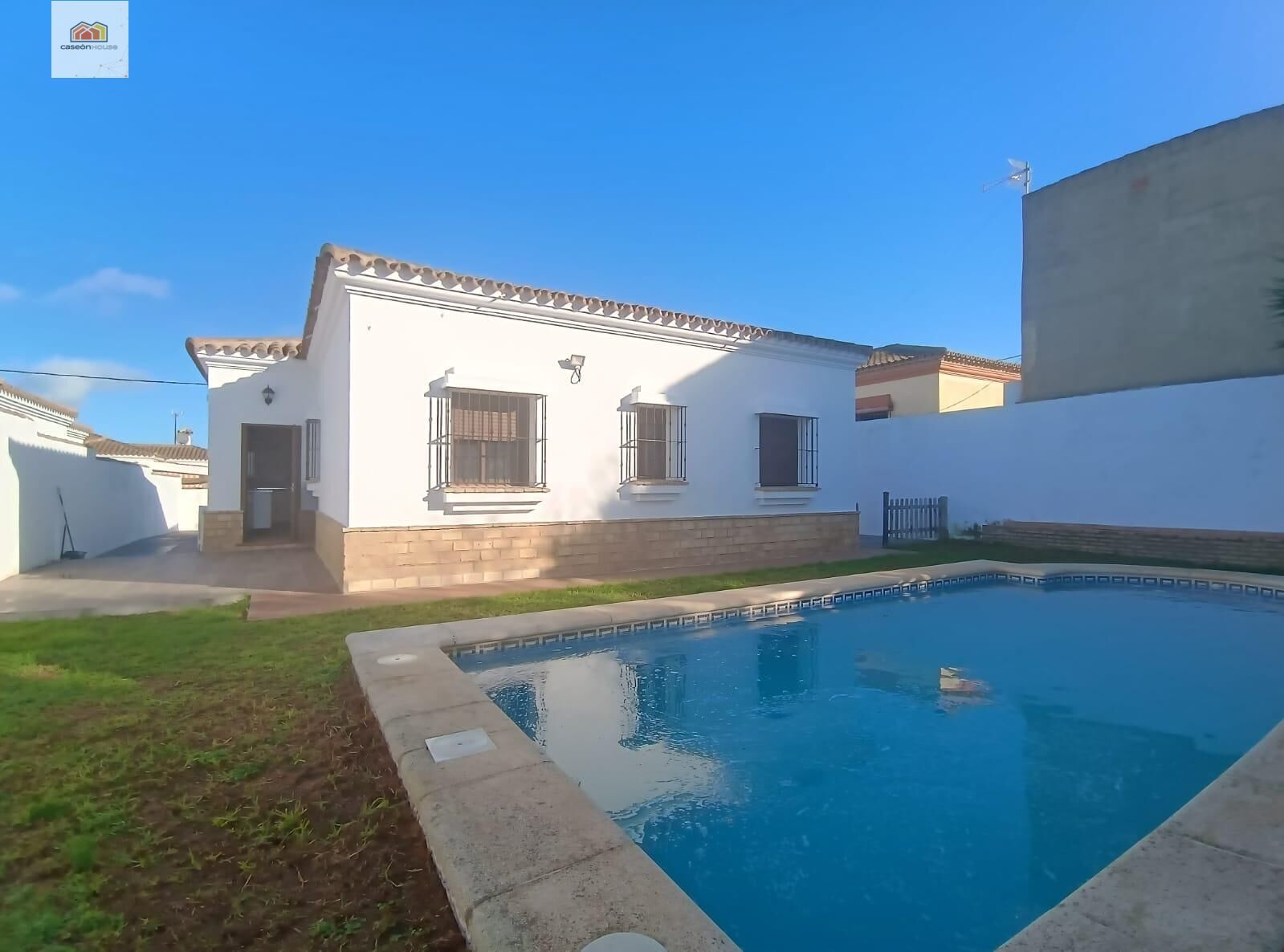 Piscina de Casa o xalet en venda en Chiclana de la Frontera amb Jardí privat i Piscina comunitària